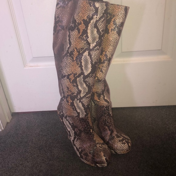 Snake print boots - Picture 2 of 7